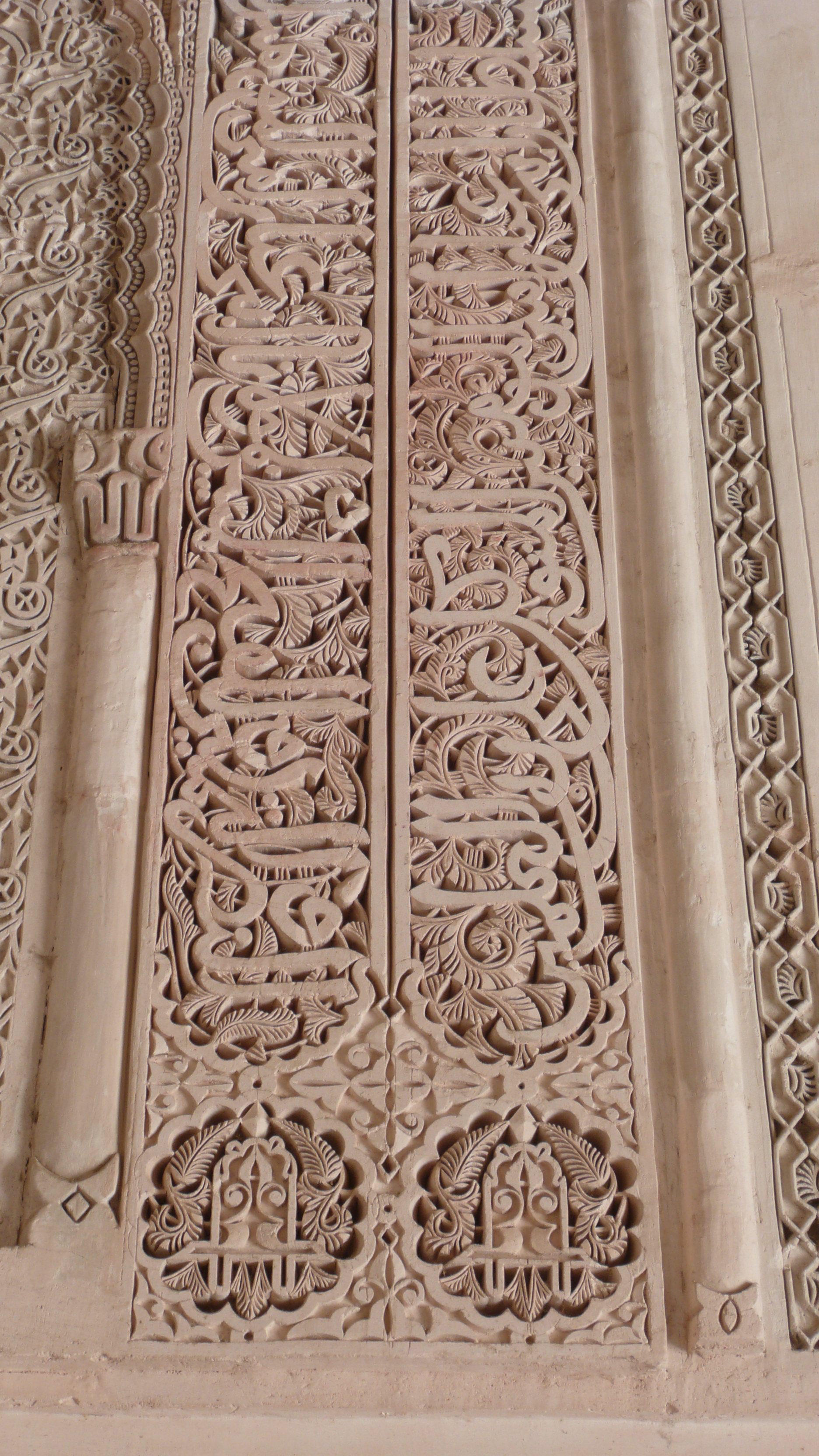 Un détail de plâtre sculpté à la médersa Bou Inania de Fès.