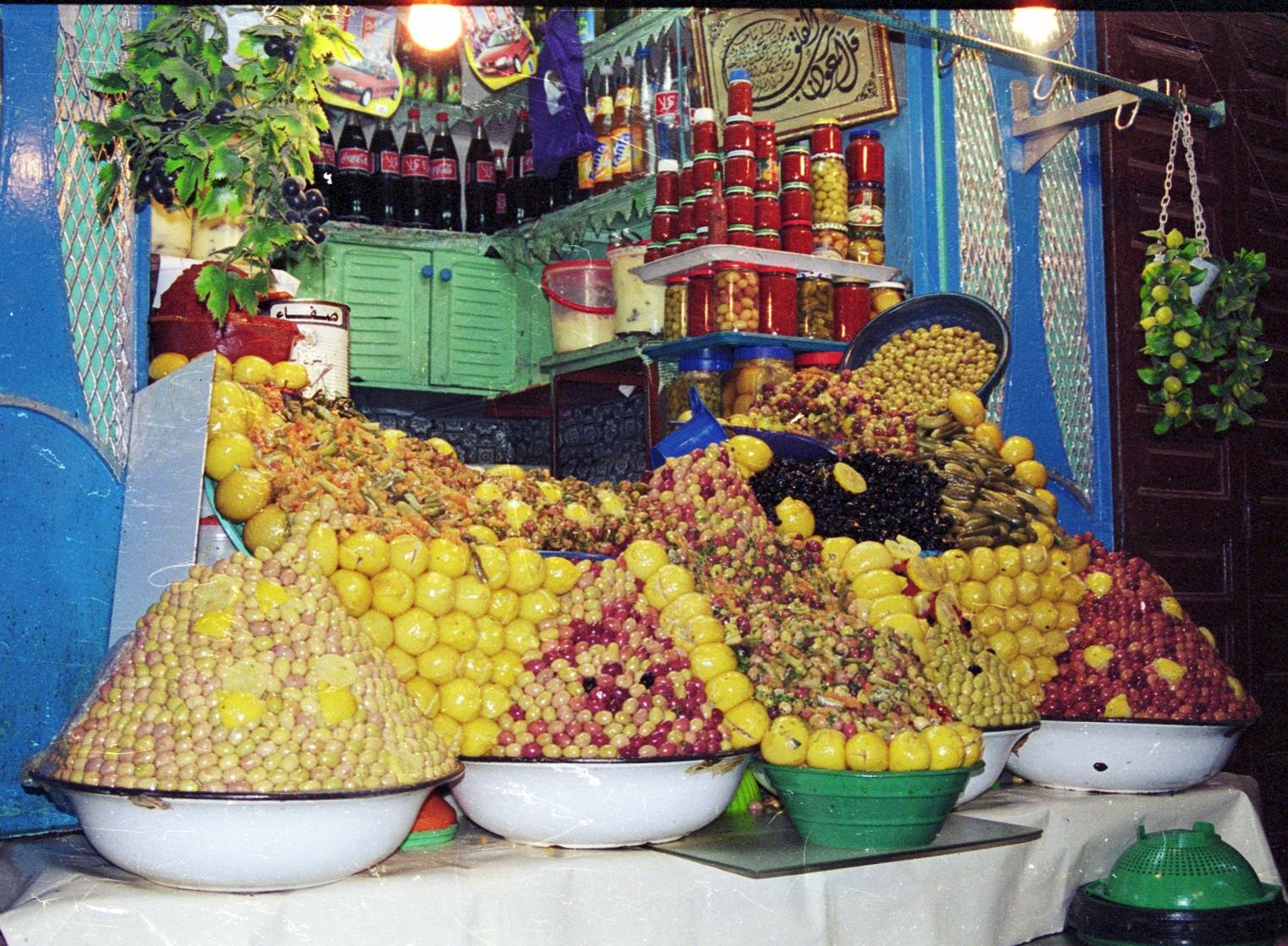Un étal d'agrumes et d'olives dans le souk de Meknès.